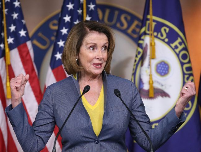 Nancy Pelosi, Mehrheitsführerin der Demokraten im Repräsentantenhaus, wirft Donald Trump  Nancy Pelosi, Mehrheitsführerin der Demokraten im Repräsentantenhaus, wirft Donald Trump