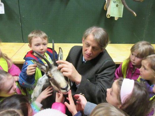 Die Kindergartenkinder aus Raggal hörten dem Bezirksjägermeister Manfred Vonbank interessiert zu.