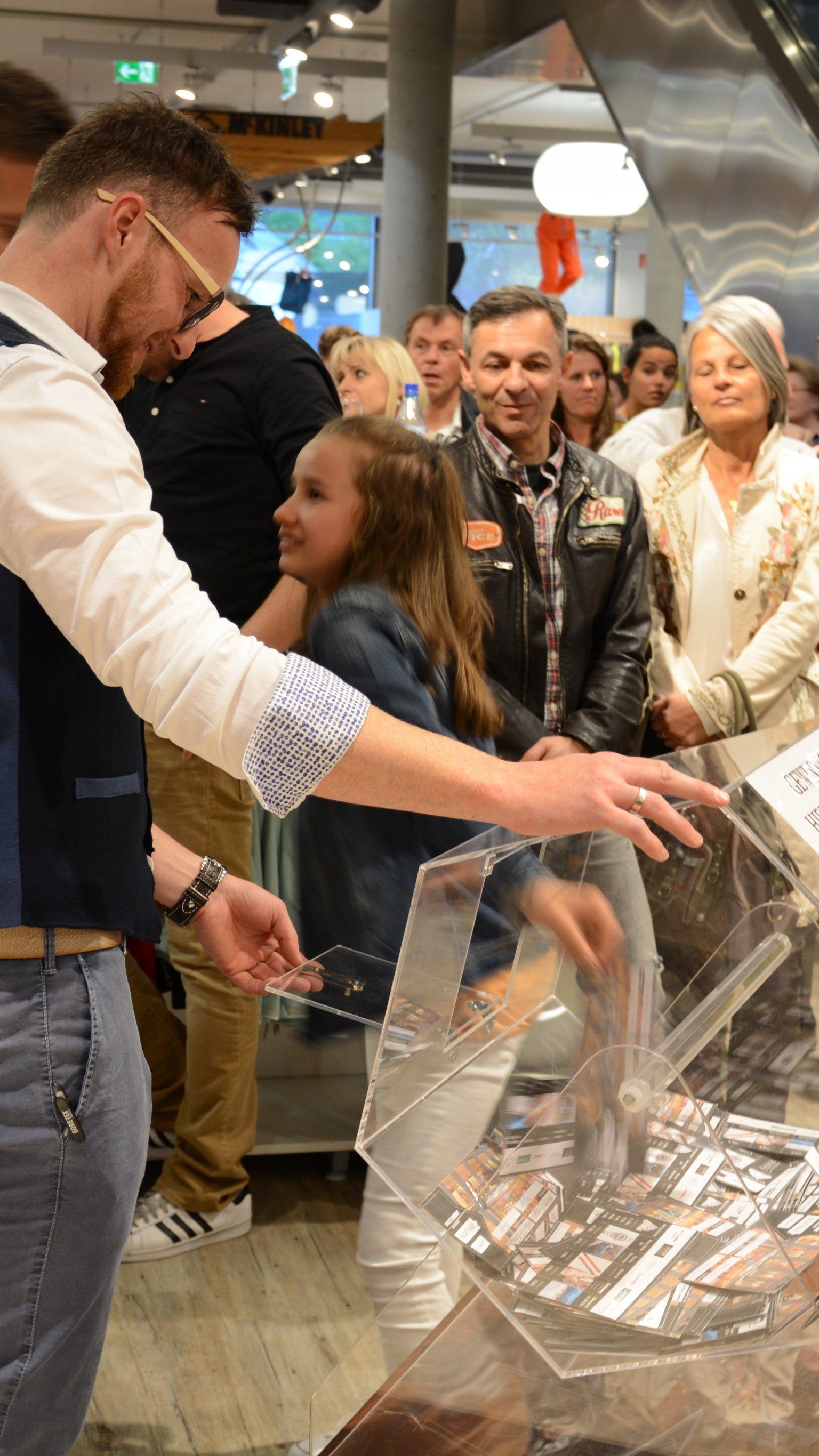 Glücksfee Marie bei der Ziehung.