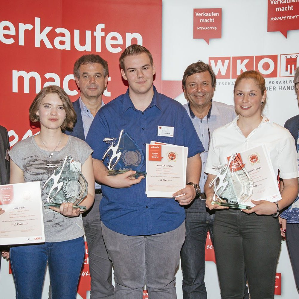 Bildungssprecher Gut, stv. WKV-Direktor Jenny, Landesschulinspektor Winsauer und Spartenobfrau Fröwis gratulierten den drei Erstplatzierten.