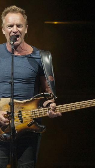 Sting spielt live in Wien auf.