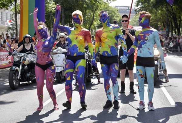 Die Regenbogenparade zieht auch heuer wieder als buntes Spektakel mit ernstem Hintergrund über den Ring Die Regenbogenparade zieht auch heuer wieder als buntes Spektakel mit ernstem Hintergrund über den Ring