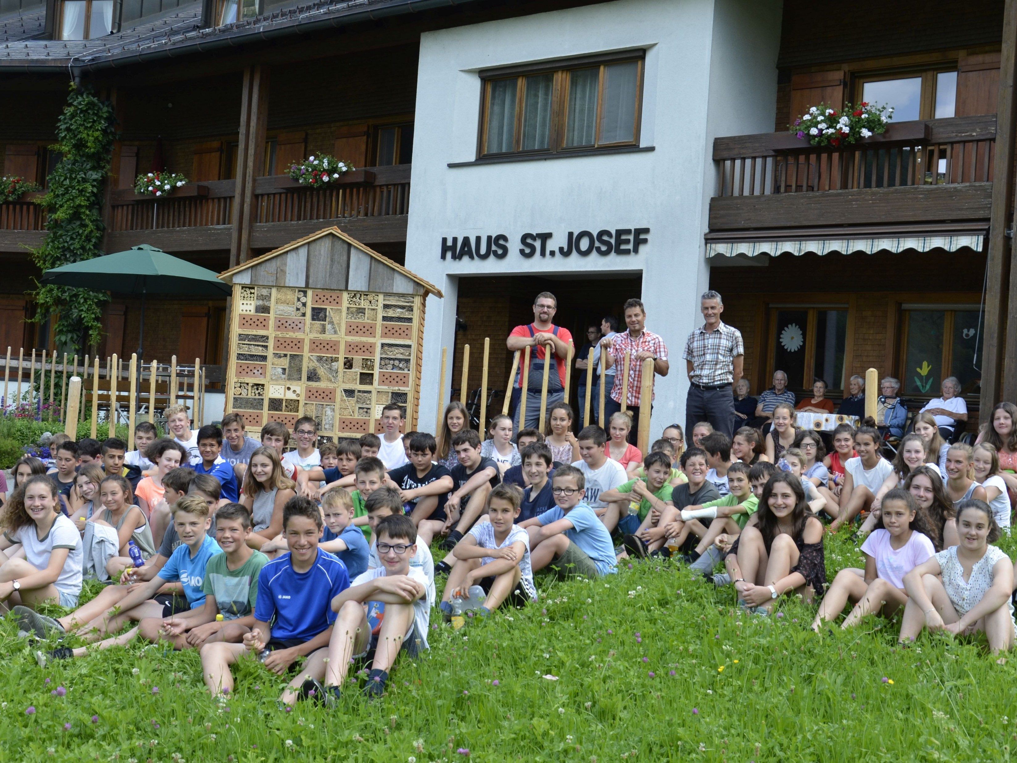 Insektenhotel für Haus St. Josef in Au