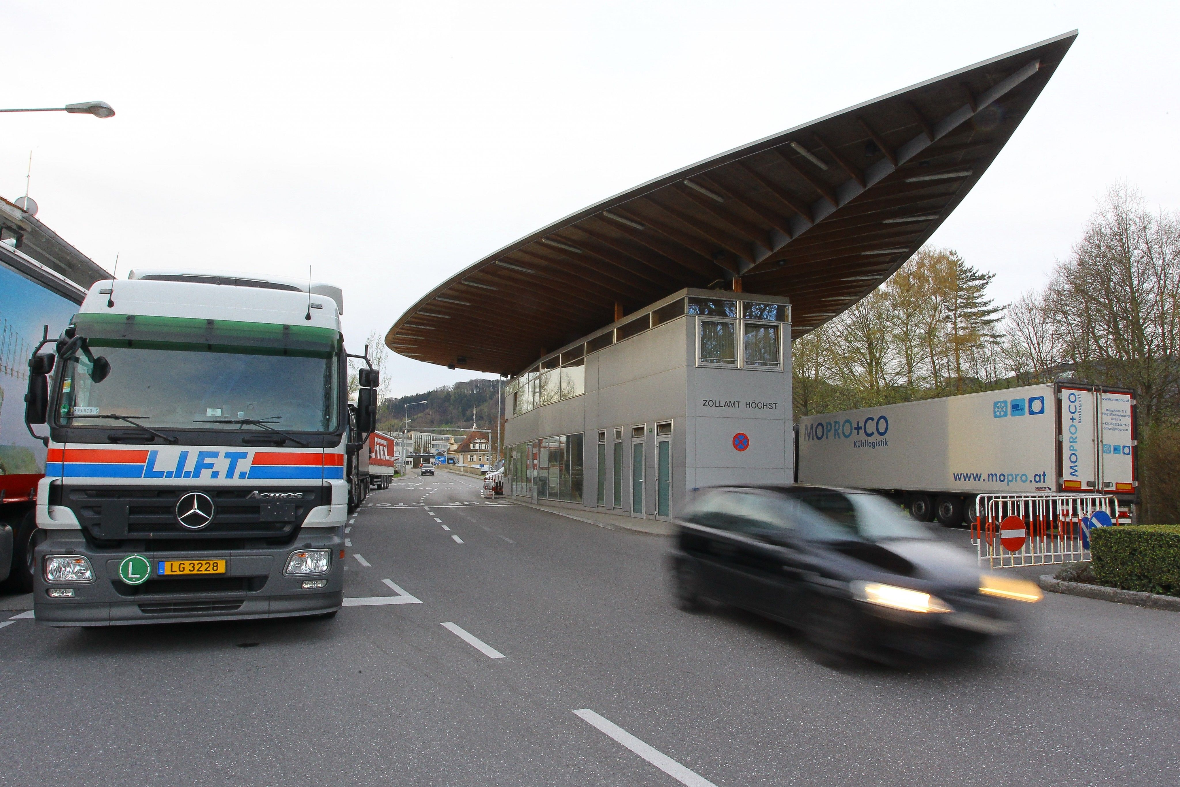 In der angrenzenden Schweiz zahlt man besonders viel für Diesel. 