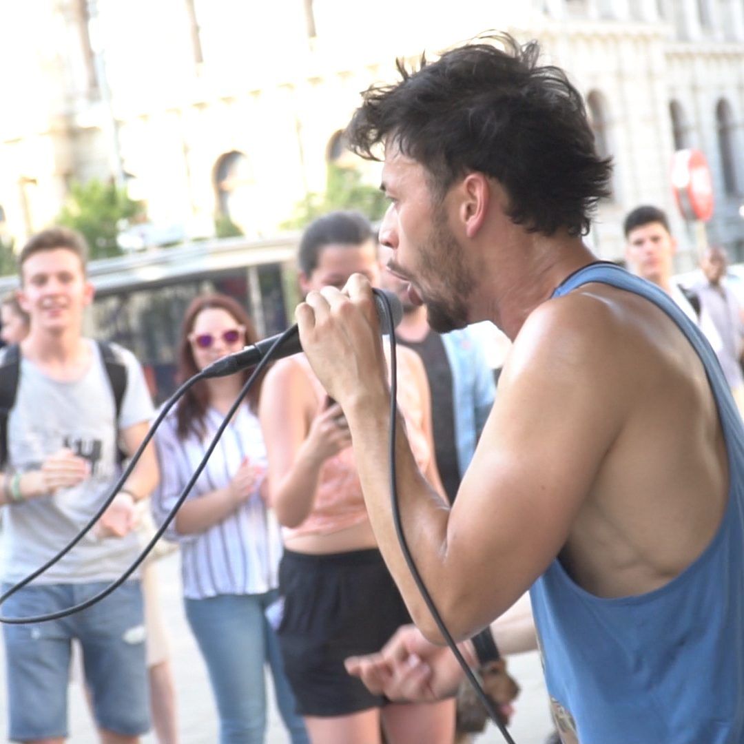 Wendja aka Lukas Plöchl bei einem Spontankonzert auf der Mariahilfer Straße