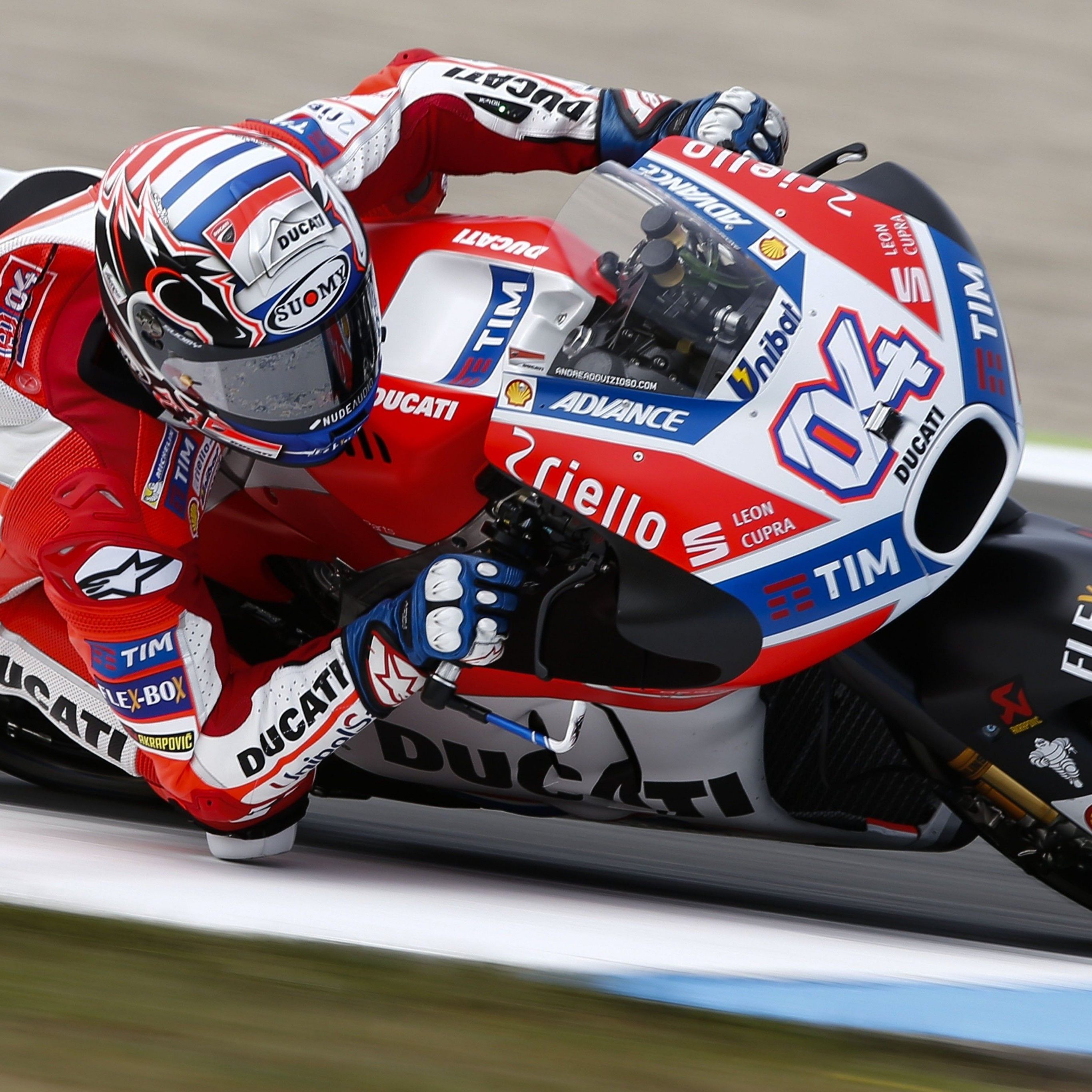 Der Italiener Andrea Dovizioso sitzt Leader Maverick Vinales aus Spanien im Nacken.