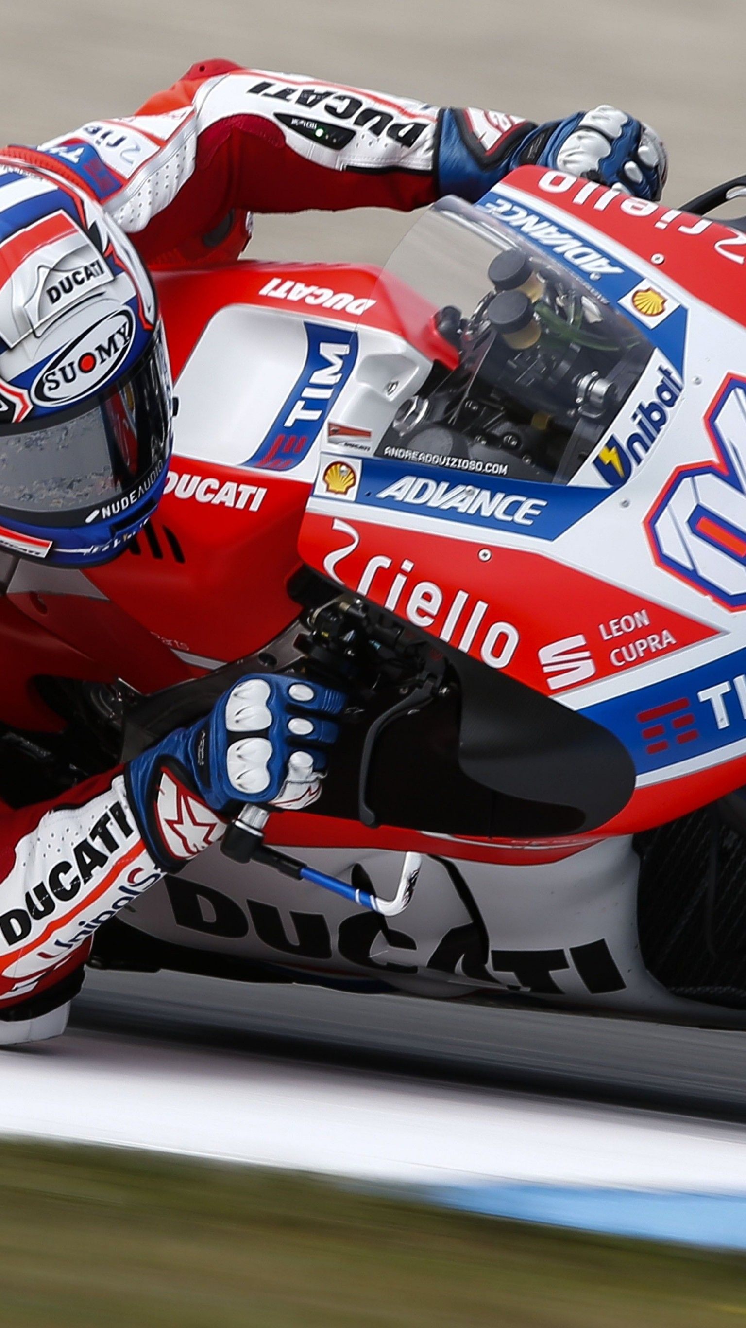 Der Italiener Andrea Dovizioso sitzt Leader Maverick Vinales aus Spanien im Nacken.