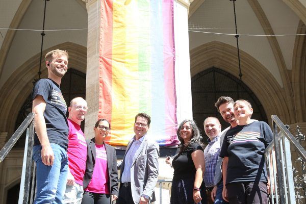 Florian Wibmer (Wiener Antidiskriminierungsstelle für gleichgeschlechtliche und transgender Lebensweisen – WASt), Karl Kreipl (HOSI Wien), Katharina Kacerovsky (Obfrau des CSD Vienna), Stadtrat Jürgen Czernohorszky, Vizebürgermeisterin Maria Vassilakou, Wolfgang Wilhelm (WASt), Christian Högl (Obmann der HOSI Wien) und Angela Schwarz (WASt) (v.l.n.r.) hissen die Regenbogenfahne am Wiener Rathaus – der traditionelle Auftakt zur „Vienna Pride“-Woche.  Florian Wibmer (Wiener Antidiskriminierungsstelle für gleichgeschlechtliche und transgender Lebensweisen – WASt), Karl Kreipl (HOSI Wien), Katharina Kacerovsky (Obfrau des CSD Vienna), Stadtrat Jürgen Czernohorszky, Vizebürgermeisterin Maria Vassilakou, Wolfgang Wilhelm (WASt), Christian Högl (Obmann der HOSI Wien) und Angela Schwarz (WASt) (v.l.n.r.) hissen die Regenbogenfahne am Wiener Rathaus – der traditionelle Auftakt zur „Vienna Pride“-Woche.