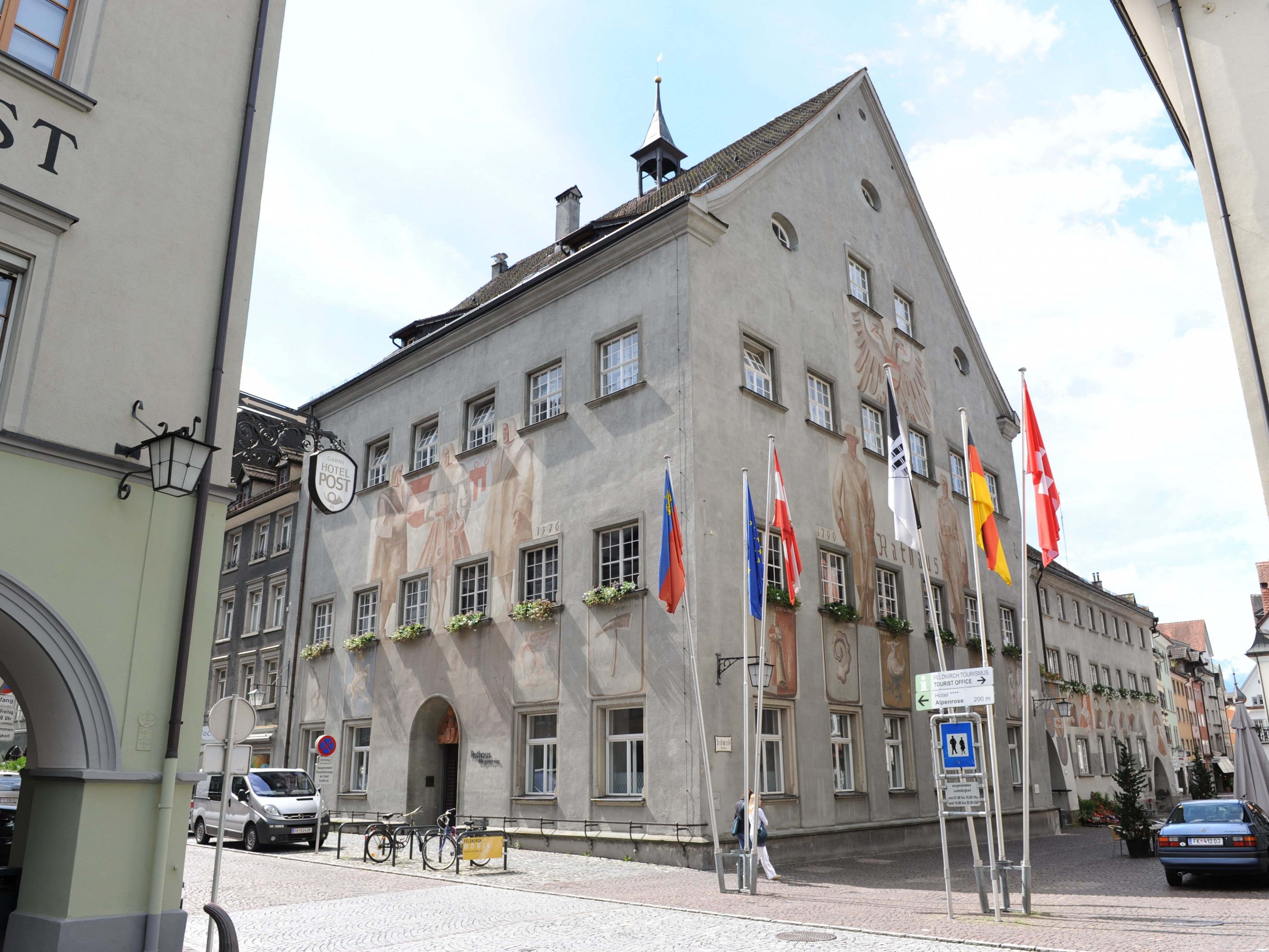 Die Rathaus-Fassade braucht eine Auffrischung.