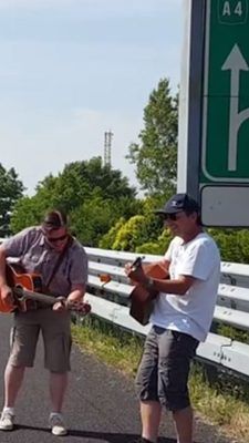 Zwei Österreicher stimmen im Stau bei Udine den Fendrich-Klassiker "Strada del Sole" an.