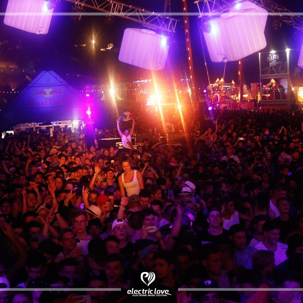 Begeisterte Fans der elektronischen Musik beim Electric Love in Salzburg.