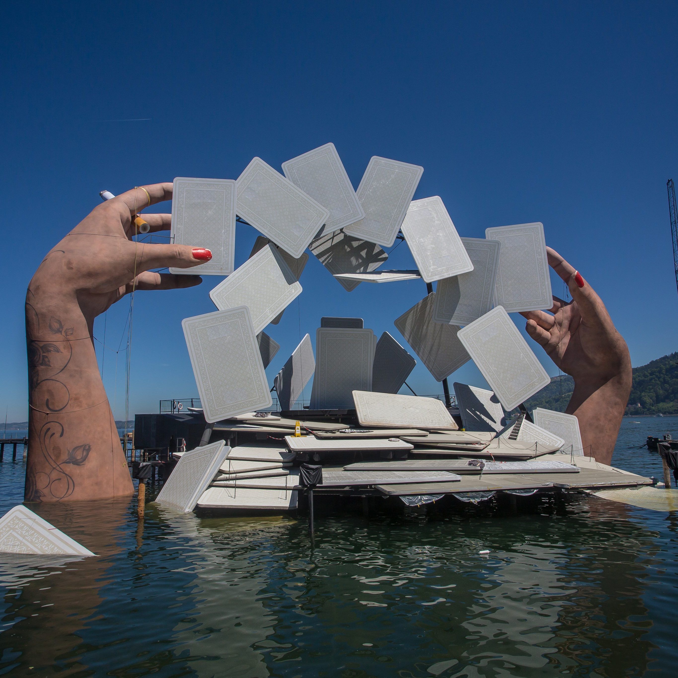 Mit Carmen eröffnen die Bregenzer Festspiele heuer wieder mit einem aufwändigen Bühnenbild.
