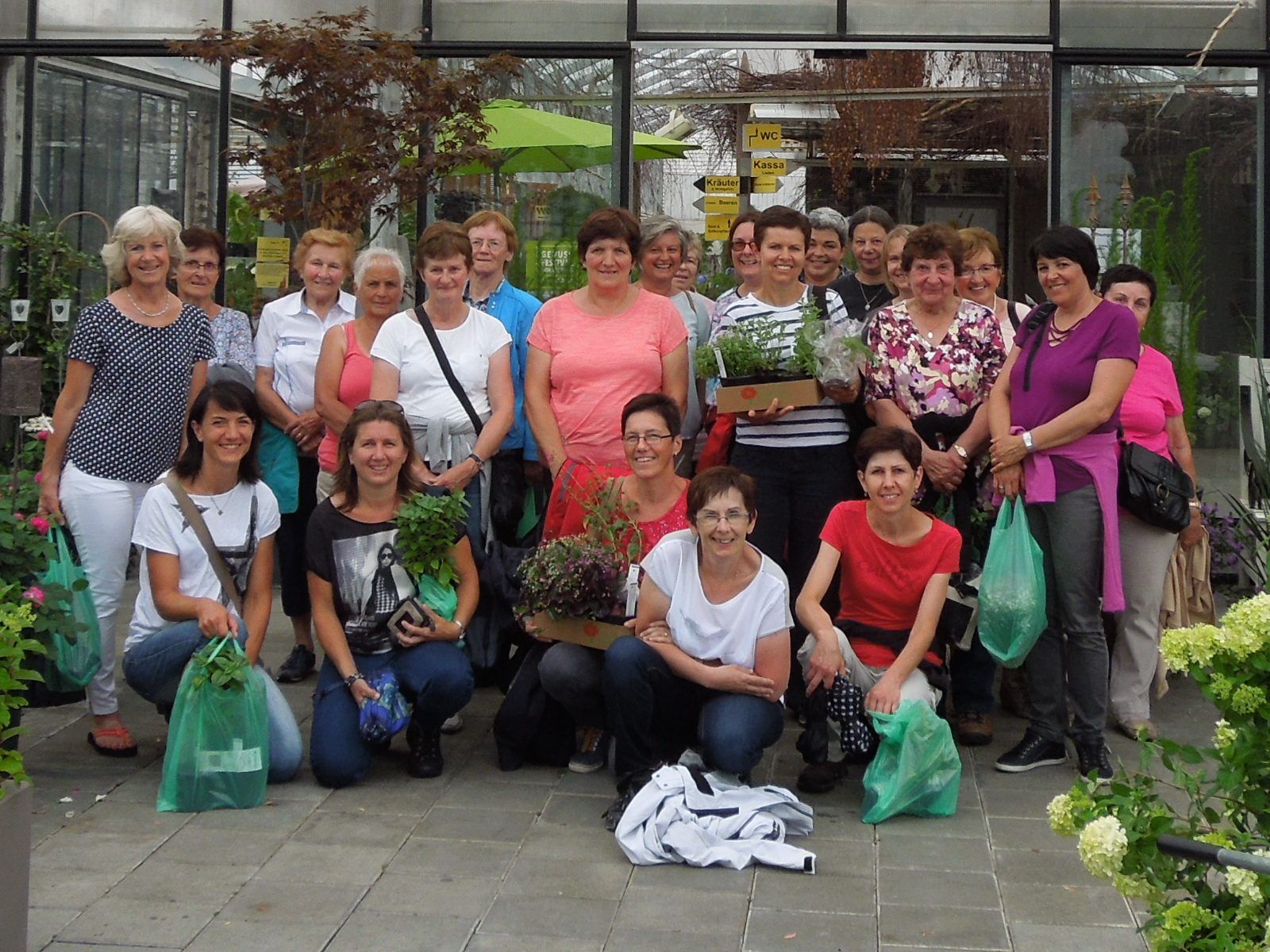 Gruppenbild vor der Gärtnerei