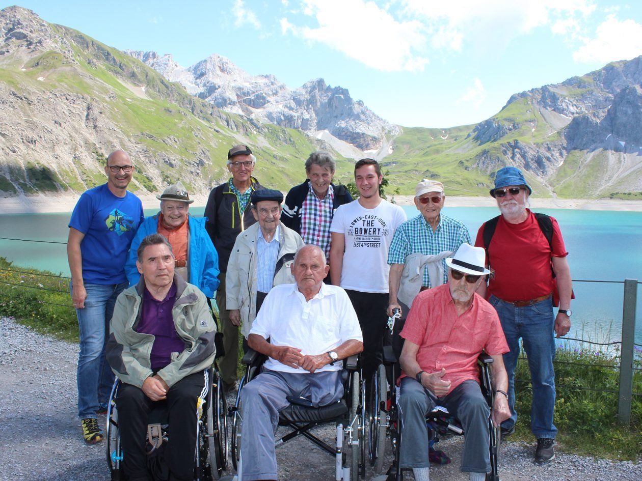 Gruppenfoto am Seeufer Lünersee