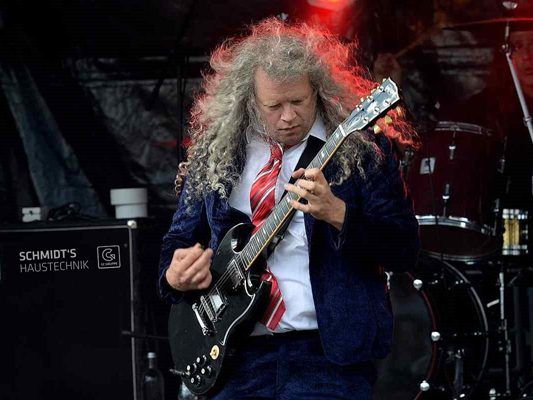 Die AC/DC Revival Band bot den Gästen als Hauptact des Abends eine unvergessliche Show. Der Erlös der Rocknight bei Schmidt’s Haustechnik kam der österreichischen Leukämiehilfe Geben für Leben zugute.