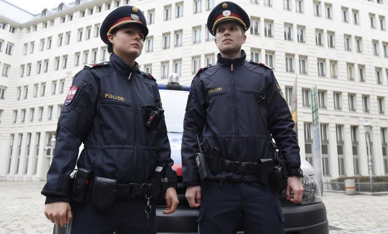 Haare Fingernagel Und Bart Neue Regelungen Fur Polizisten Osterreich Vol At