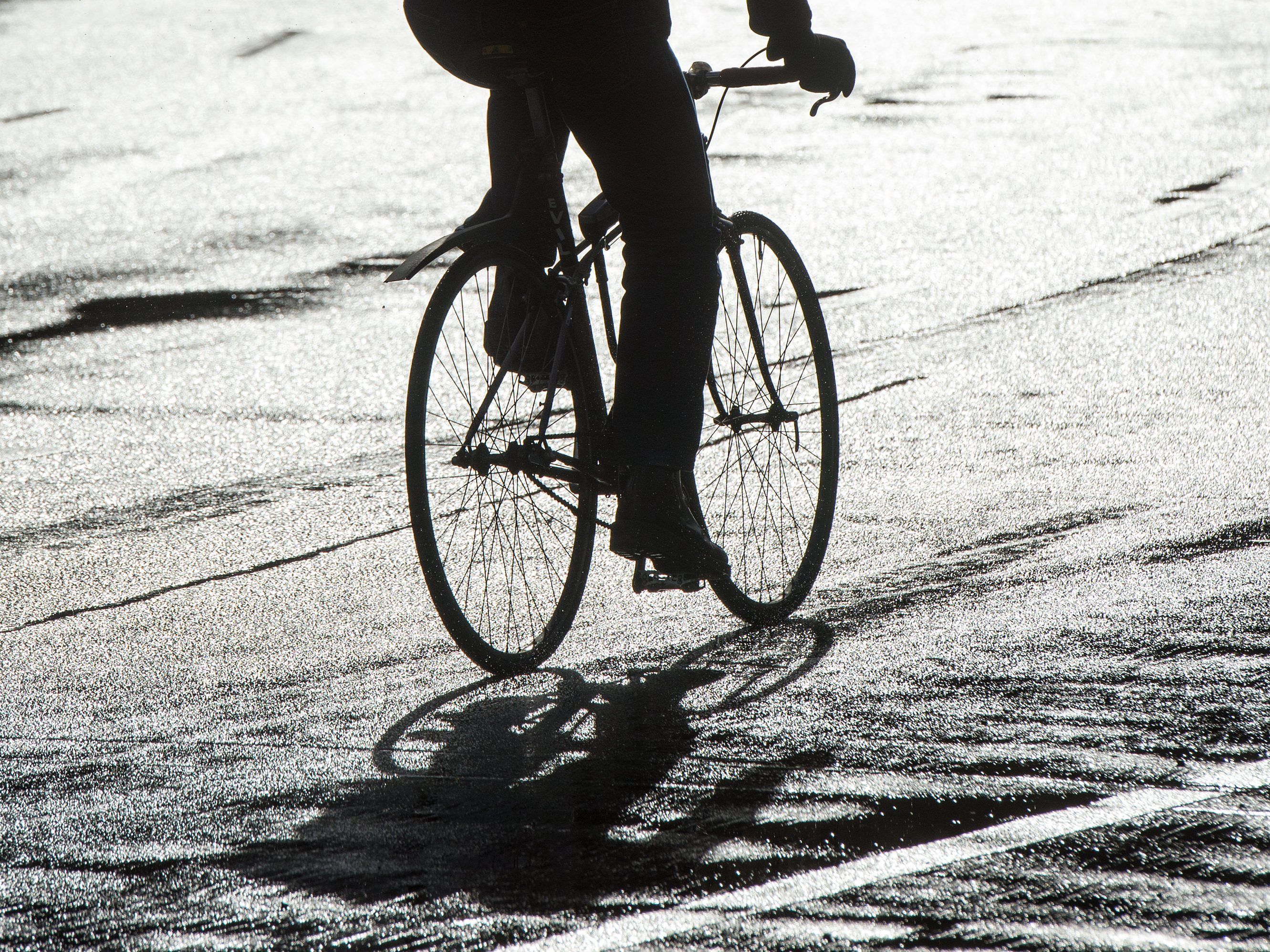 Bei einem Zusammenstoß zwischen einer Fußgängerin udn einem Radfahrer in Wien-Wieden wurden beide verletzt. Bei einem Zusammenstoß zwischen einer Fußgängerin udn einem Radfahrer in Wien-Wieden wurden beide verletzt.