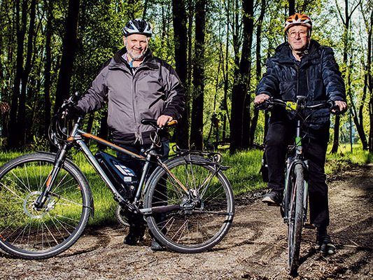 Robert Hasler und Burkhard Mangold (v.l.) vertrauen im Sommer wie Winter auf ihr E-Bike. Robert Hasler und Burkhard Mangold (v.l.) vertrauen im Sommer wie Winter auf ihr E-Bike.