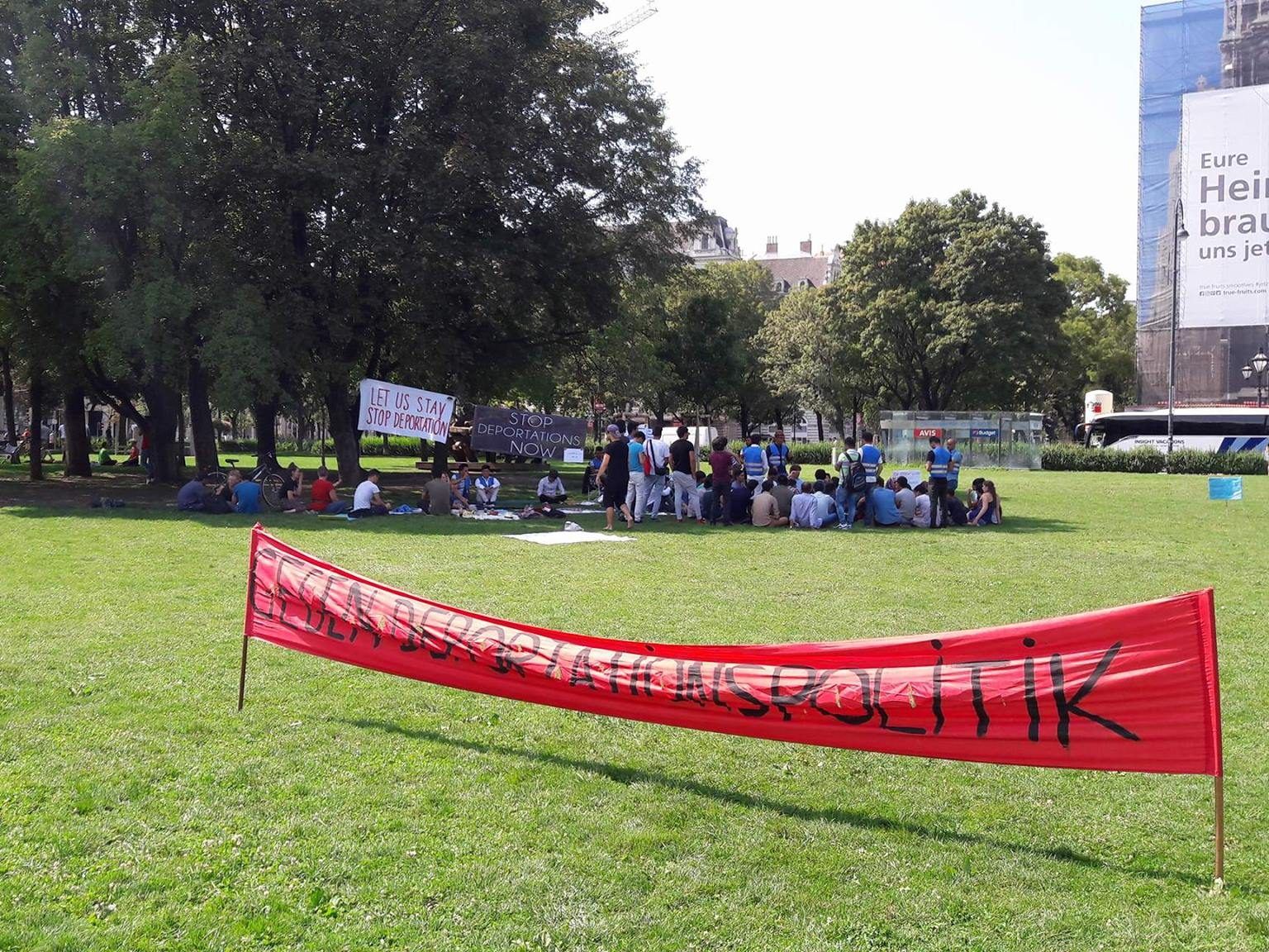 Beim Protest Camp im Votivpark Beim Protest Camp im Votivpark