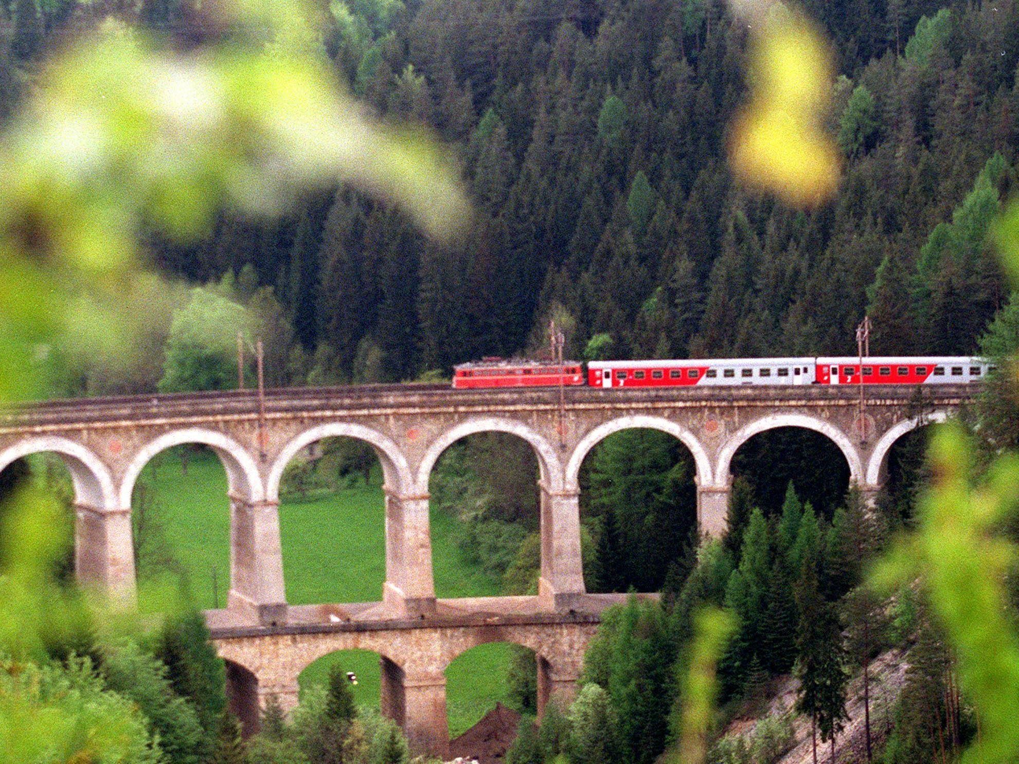 Die Semmering-Bahnstrecke gilt als UNESCO-Weltkulturerbe. Die Semmering-Bahnstrecke gilt als UNESCO-Weltkulturerbe.