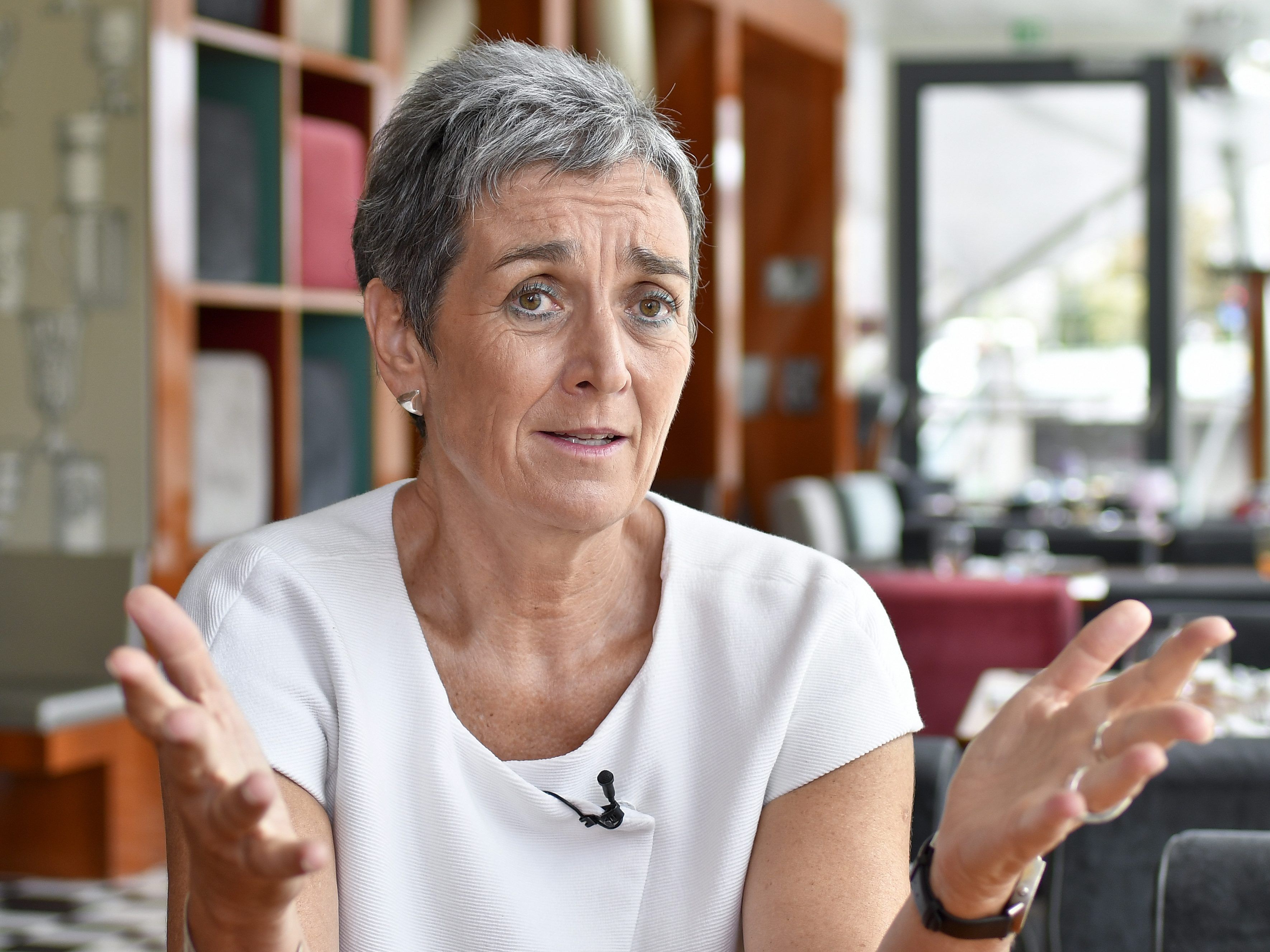 Die Grüne Spitzenkandidatin Ulrike Lunacek will in Bildung und nicht in Abfangjäger investieren. Die Grüne Spitzenkandidatin Ulrike Lunacek will in Bildung und nicht in Abfangjäger investieren.