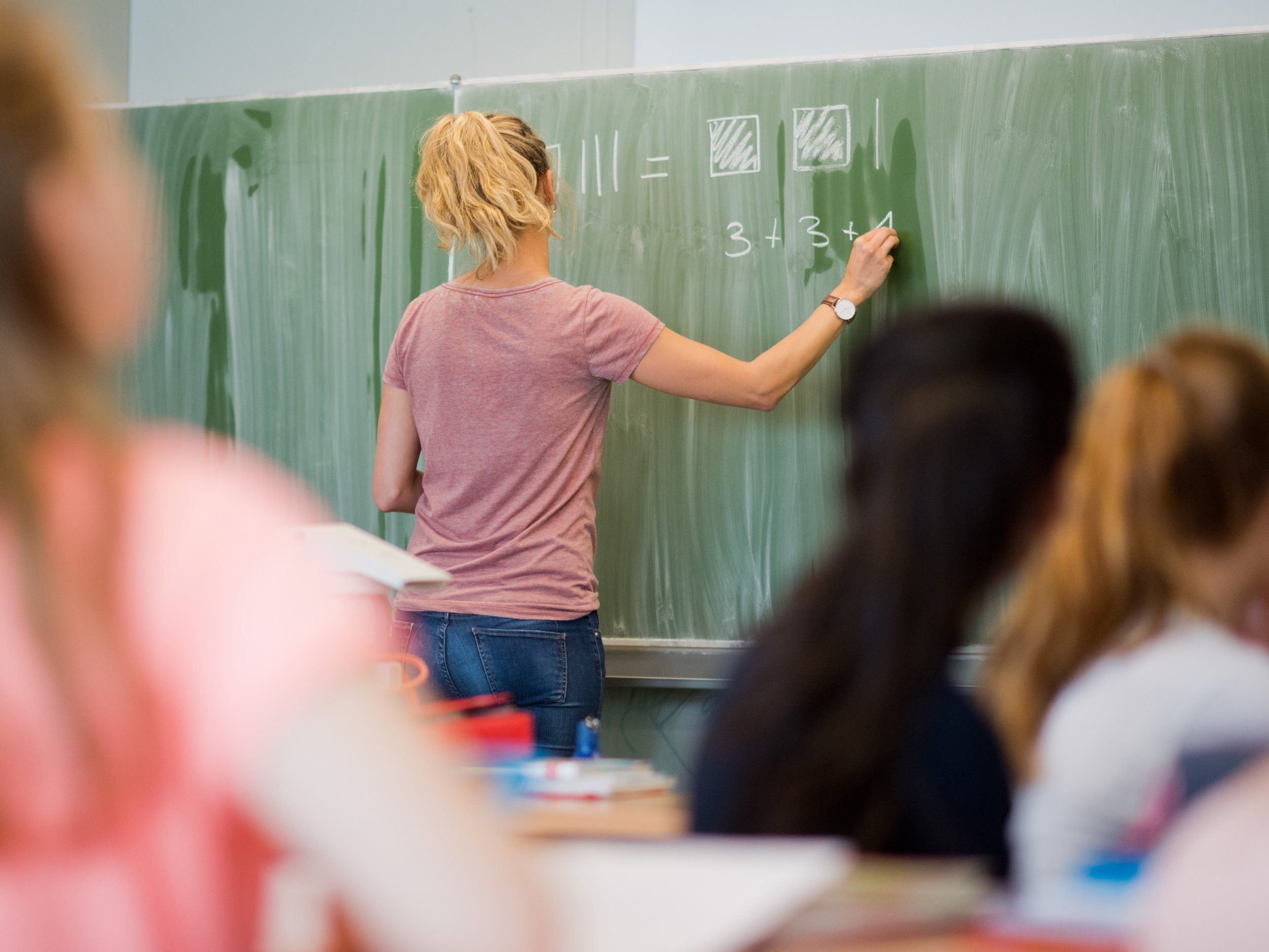 Eine Vorarlberger Lehrerin hat die Republik verklagt. Eine Vorarlberger Lehrerin hat die Republik verklagt.