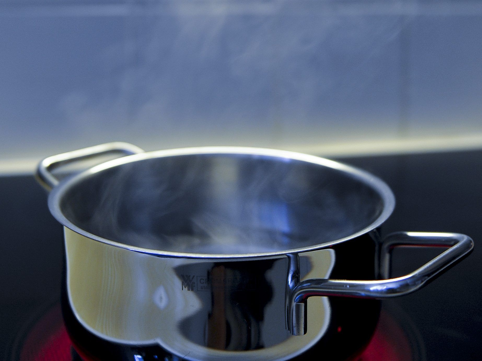 Das Kind wurde durch kochendes Teewasser schwer verletzt.