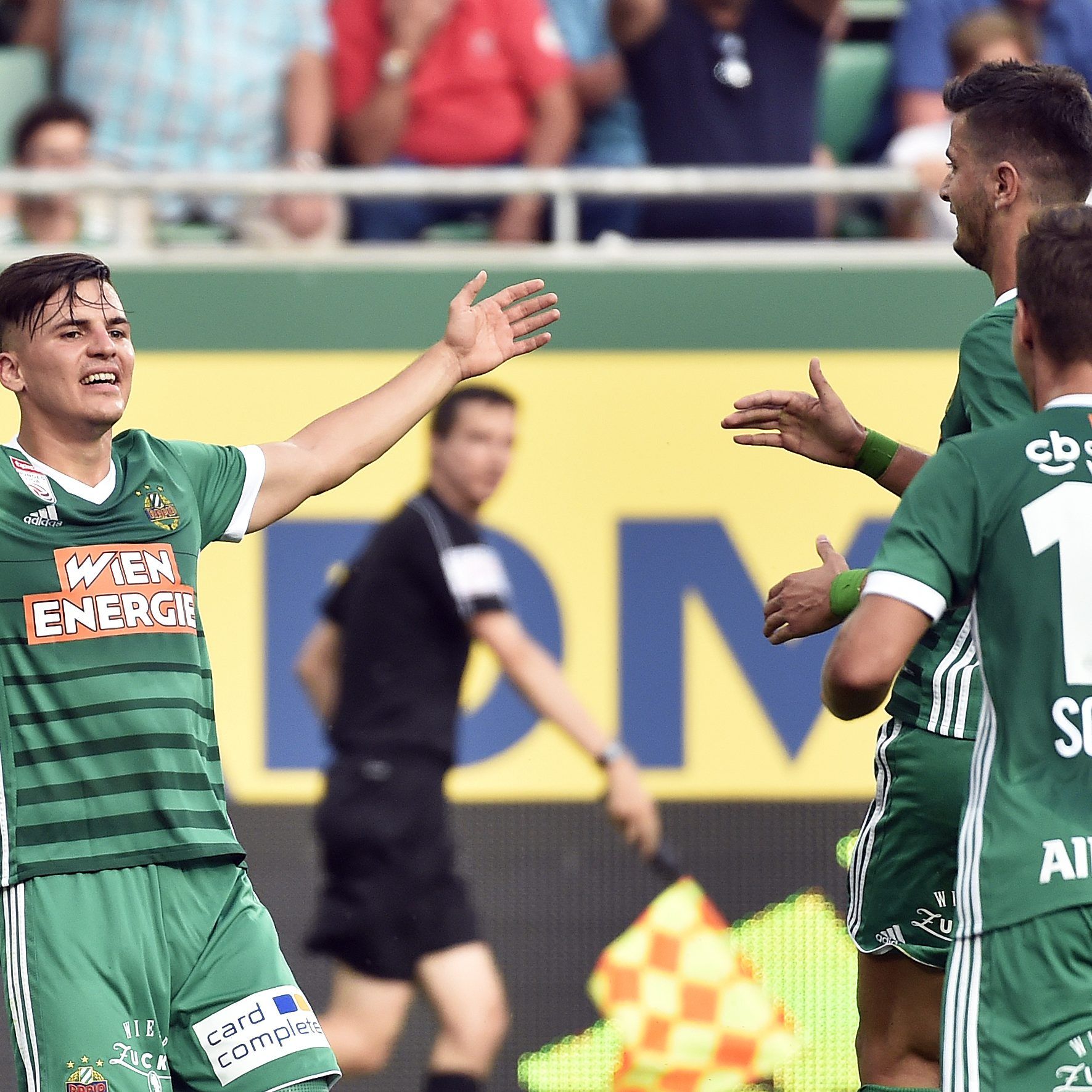 (v.l.), Thomas Murg (Rapid), Giorgi Kvilitaia (Rapid), Louis Schaub (Rapid) beim Spiel gegen LASK Linz
