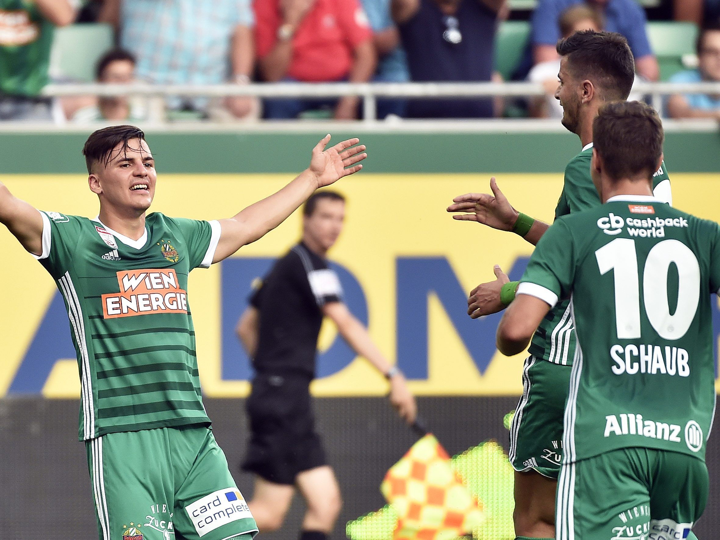 (v.l.), Thomas Murg (Rapid), Giorgi Kvilitaia (Rapid), Louis Schaub (Rapid) beim Spiel gegen LASK Linz (v.l.), Thomas Murg (Rapid), Giorgi Kvilitaia (Rapid), Louis Schaub (Rapid) beim Spiel gegen LASK Linz