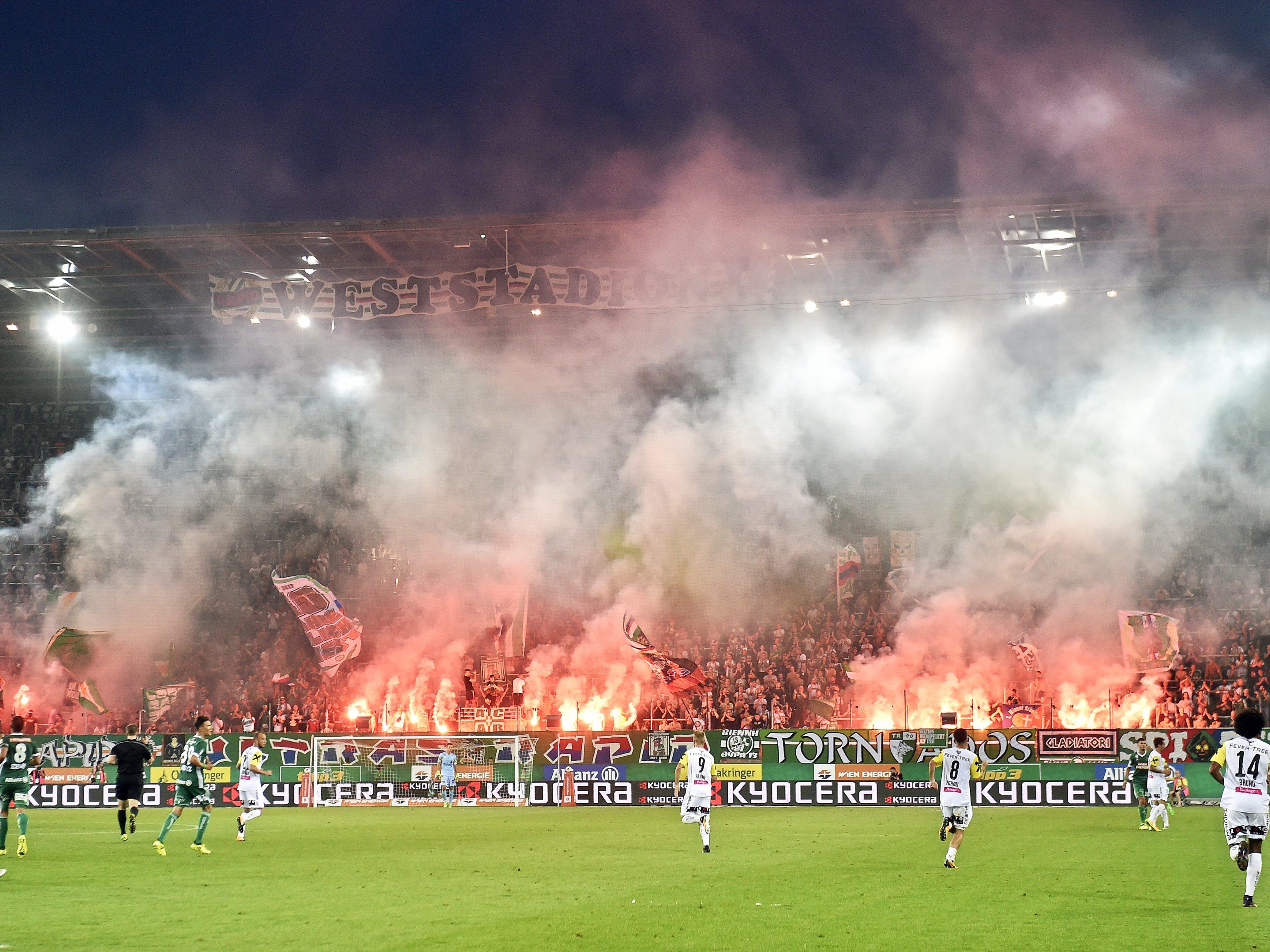 Die Fans des SK Rapid Wien sorgten erneut für Ausschreitungen. Die Fans des SK Rapid Wien sorgten erneut für Ausschreitungen.