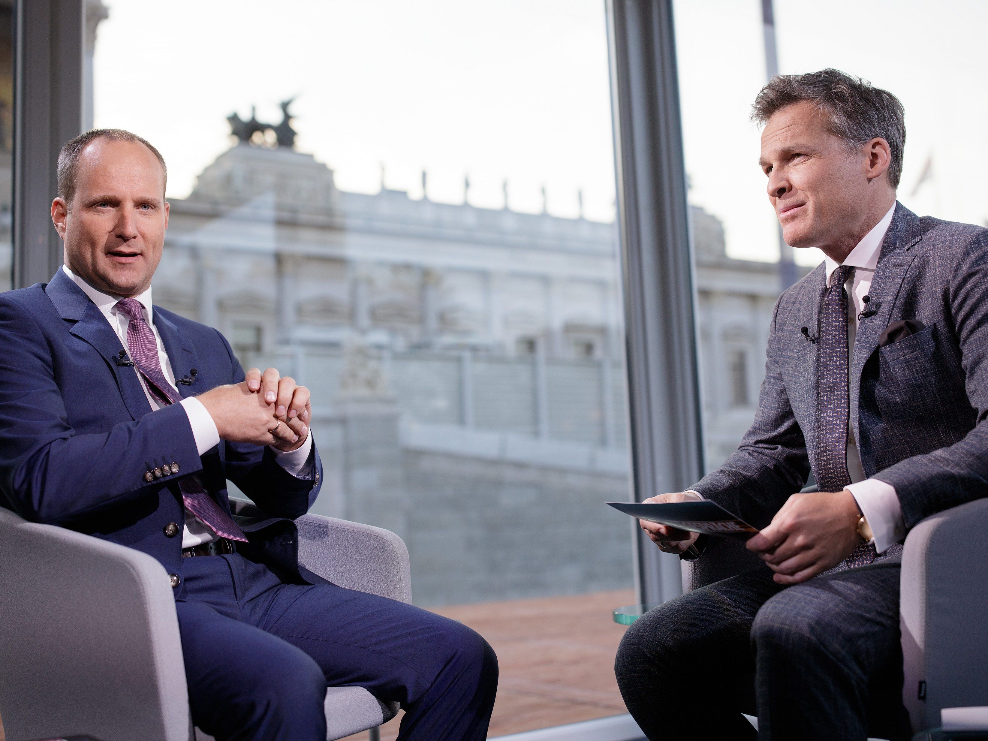 NEOS-Chef Matthias Strolz (l.) beim Sommergespräch mit ORF-Moderator Tarek Leitner.