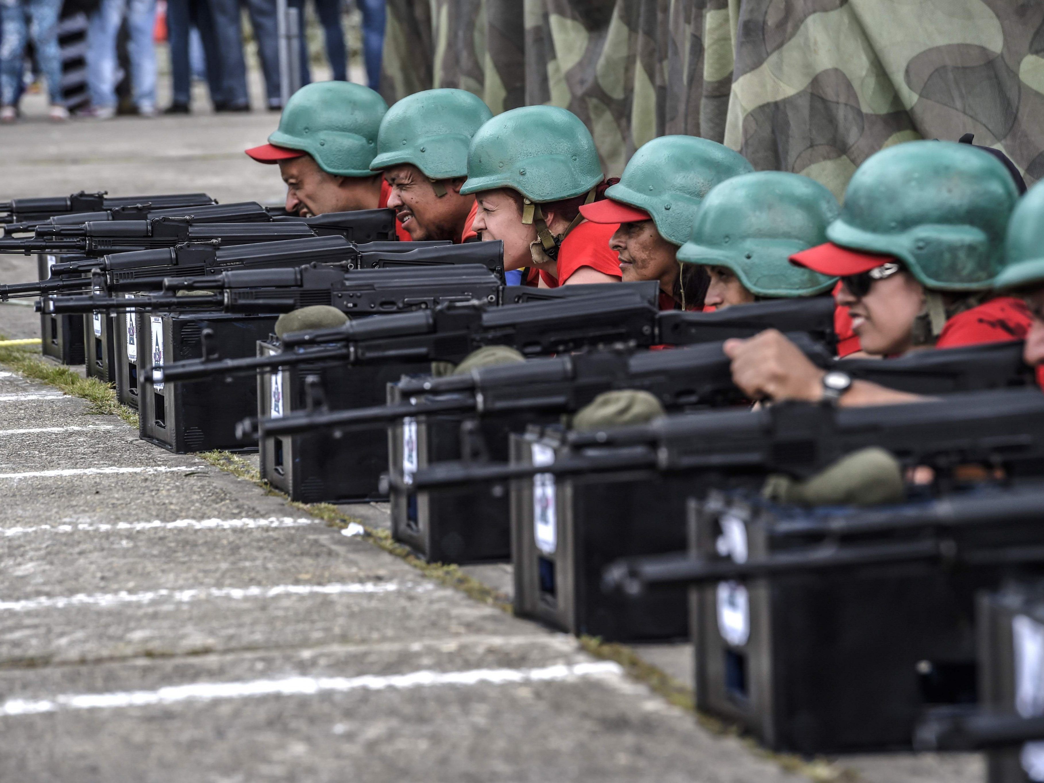 Venezuelas Präsident Nicolas Maduro lässt auch Zivilisten militärisch schulen. Venezuelas Präsident Nicolas Maduro lässt auch Zivilisten militärisch schulen.