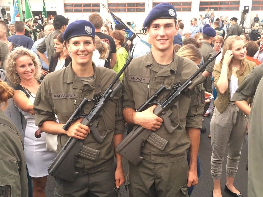 Christof Maurer mit Elisabeth Kappaurer bei der Angelobung.