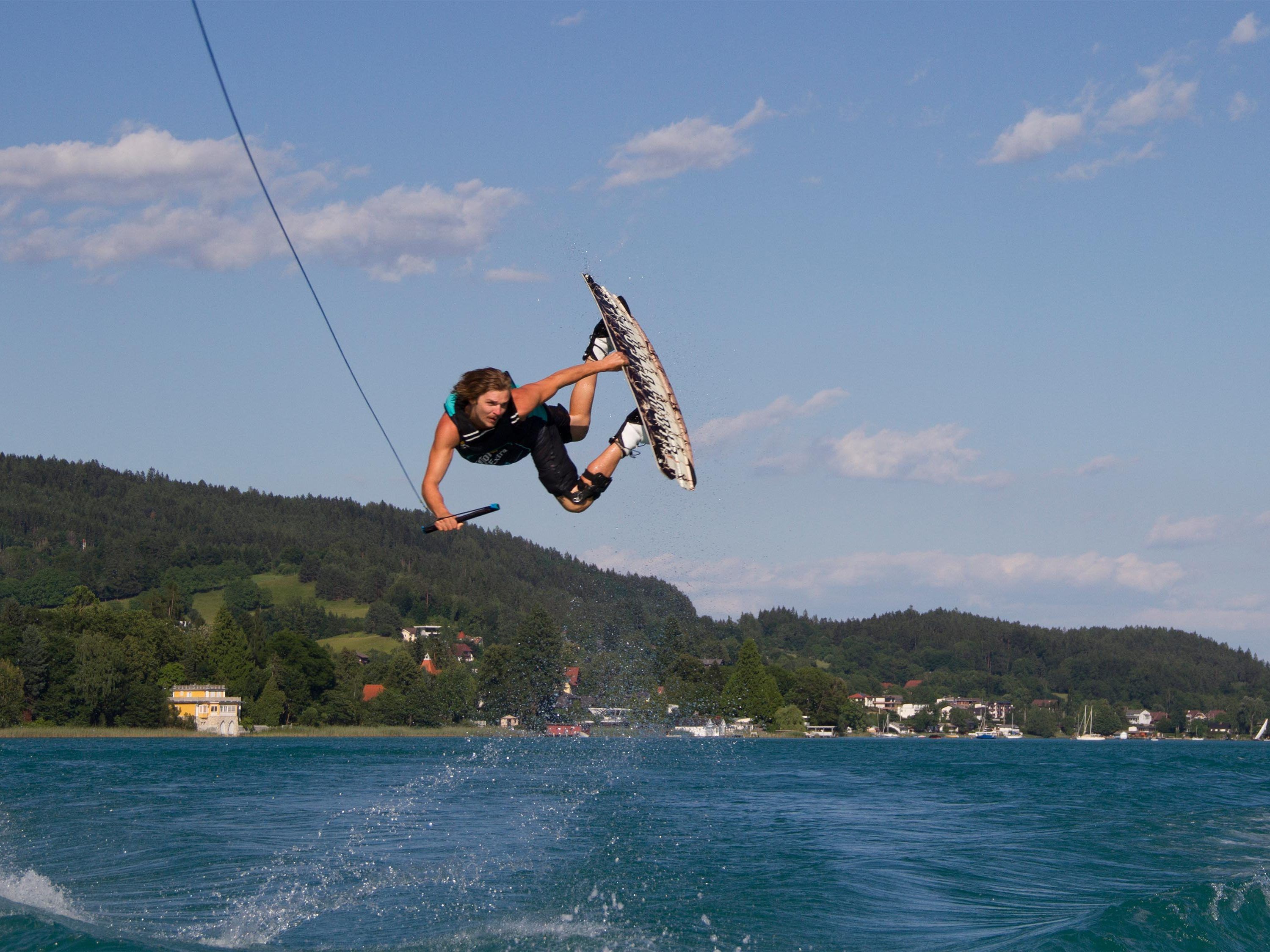 Am Wochenende treffen sich in Kritzendorf die Profis im Wakeboarden und -surfen. Am Wochenende treffen sich in Kritzendorf die Profis im Wakeboarden und -surfen.