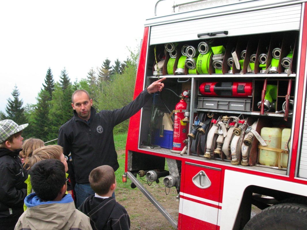 Verkehrserziehung im frühen Volksschulalter schult das richtige Verhalten auf dem Schulweg und bei Notfällen.