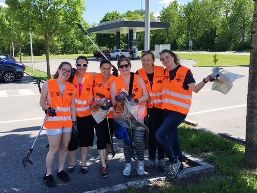 Saubere Erfolgsbilanz mit großer Ausbeute: Die freiwilligen Hofer-Helfer sammelten fleißig Unrat ein.