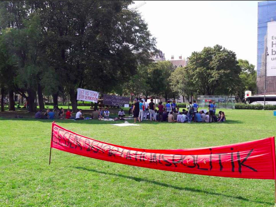 Afghanen und Unterstützer demonstrieren weiter im Wiener Votivpark. Afghanen und Unterstützer demonstrieren weiter im Wiener Votivpark.