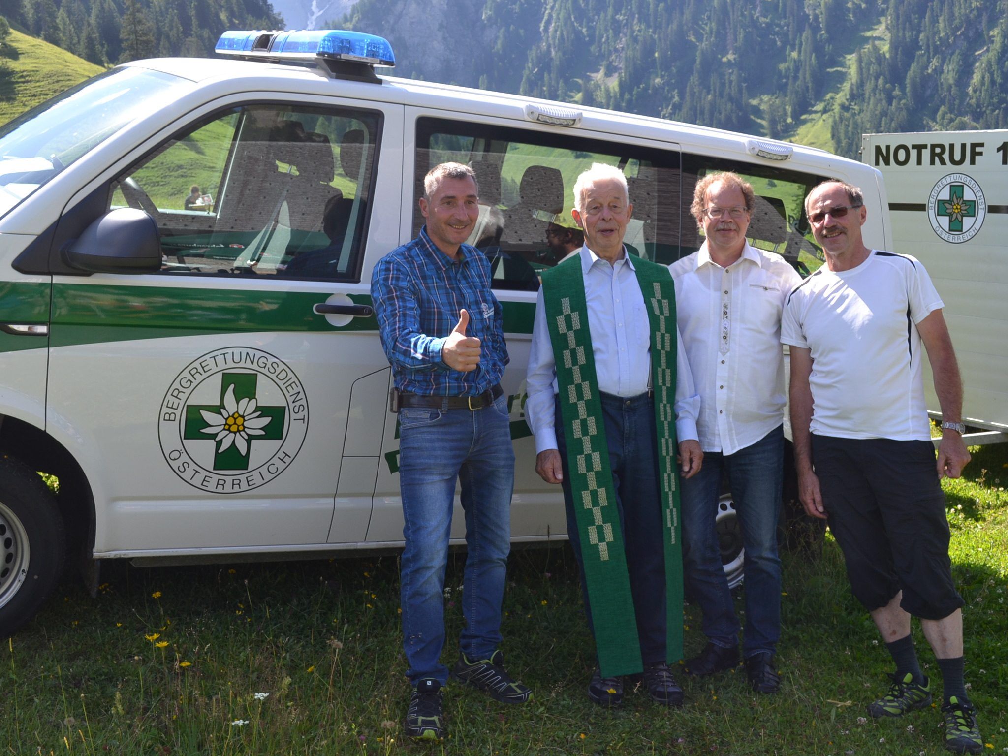 Freudiger Anlass für Bergrettungs-Obmann German Latzer mit Pfarrer Ferdinand Hiller und den Bürgermeistern Florian Kasseroler und Anton Mähr