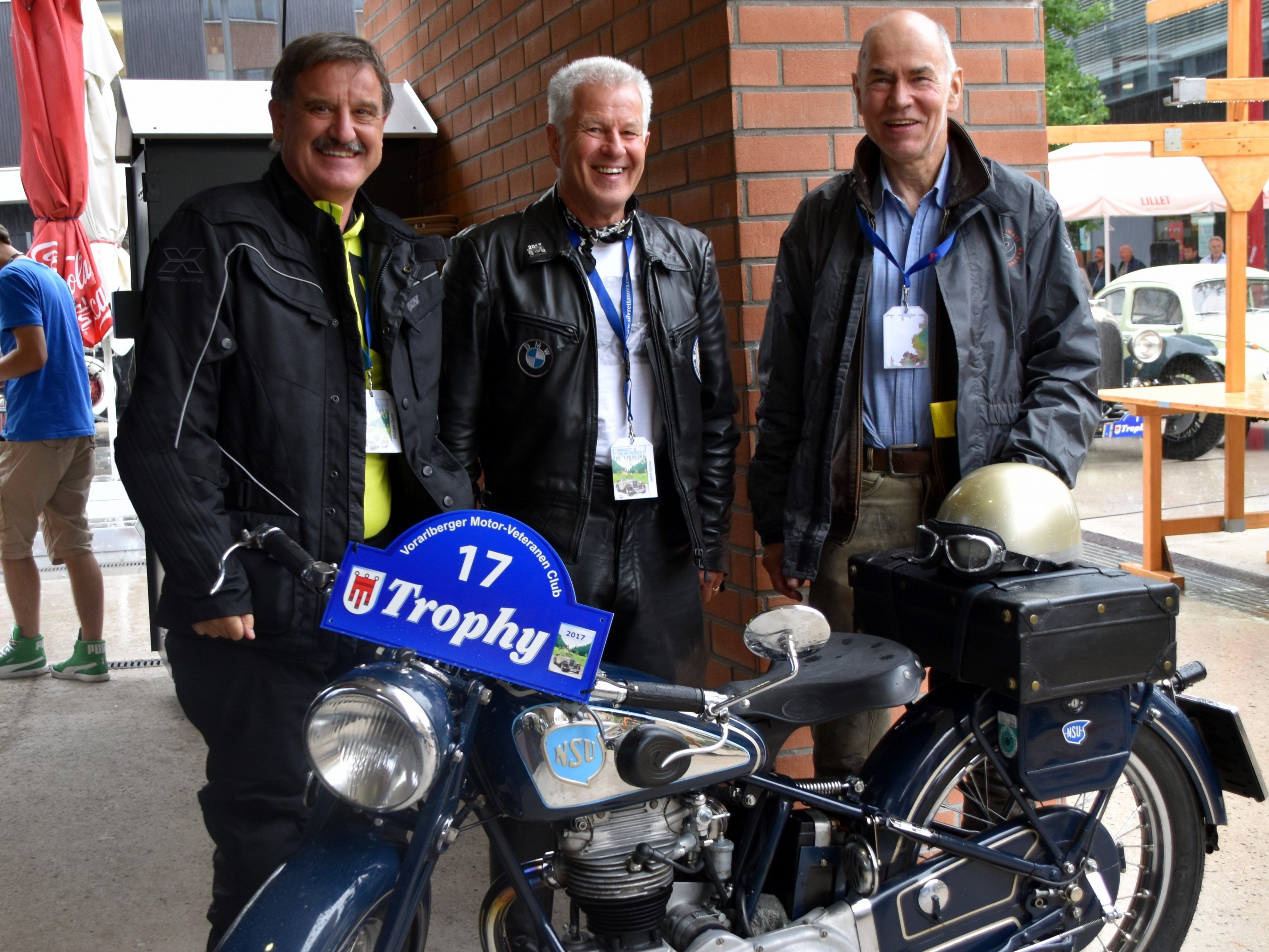 Michael Gunz, Norbert Pfeiffer und Gerd Müller mit einer NSU 251 OSL Baujahr 1937