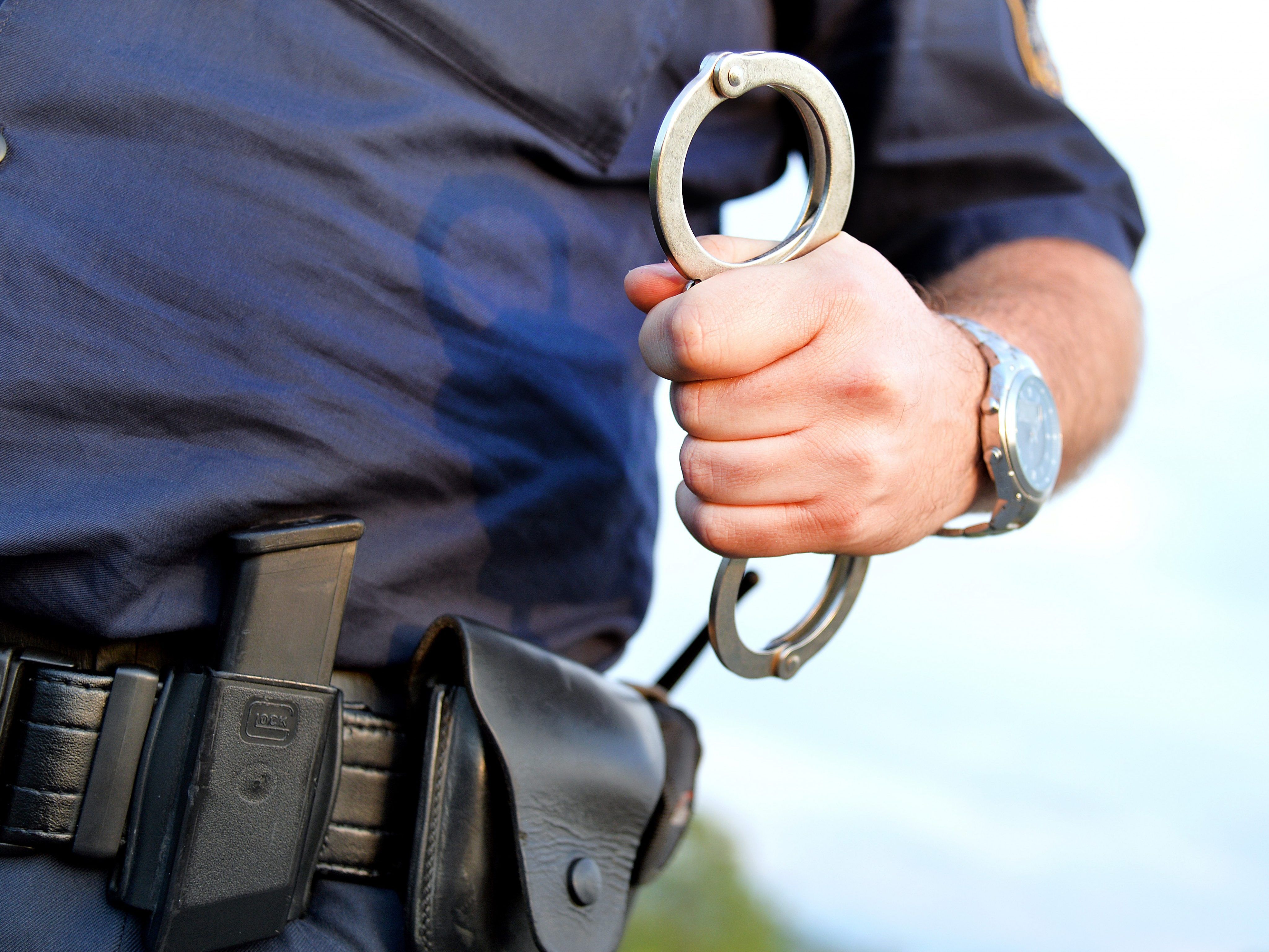 Während der Festnahme eines Randalierers wurden vier Polizisten verletzt.
