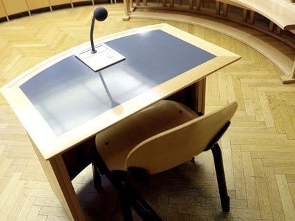 Der Angeklagte wurde zu drei Jahren Haft, zwei davon bedingt, verurteilt. Der Angeklagte wurde zu drei Jahren Haft, zwei davon bedingt, verurteilt.