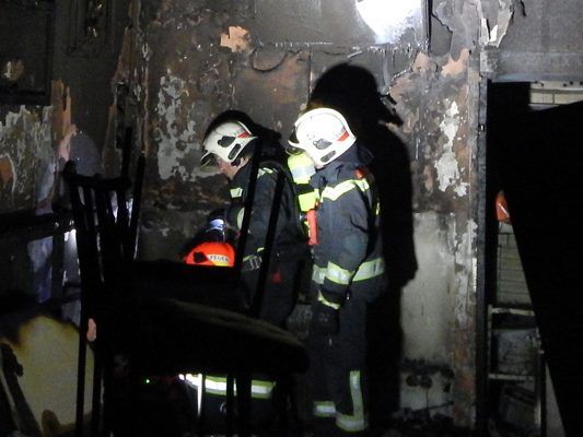 Nächtlicher Einsatz für die Berufsfeuerwehr Wien. Nächtlicher Einsatz für die Berufsfeuerwehr Wien.
