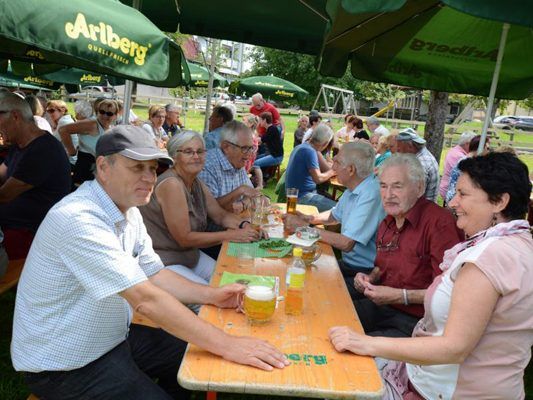 Das Grillfest lockte viele Besucher. Das Grillfest lockte viele Besucher.