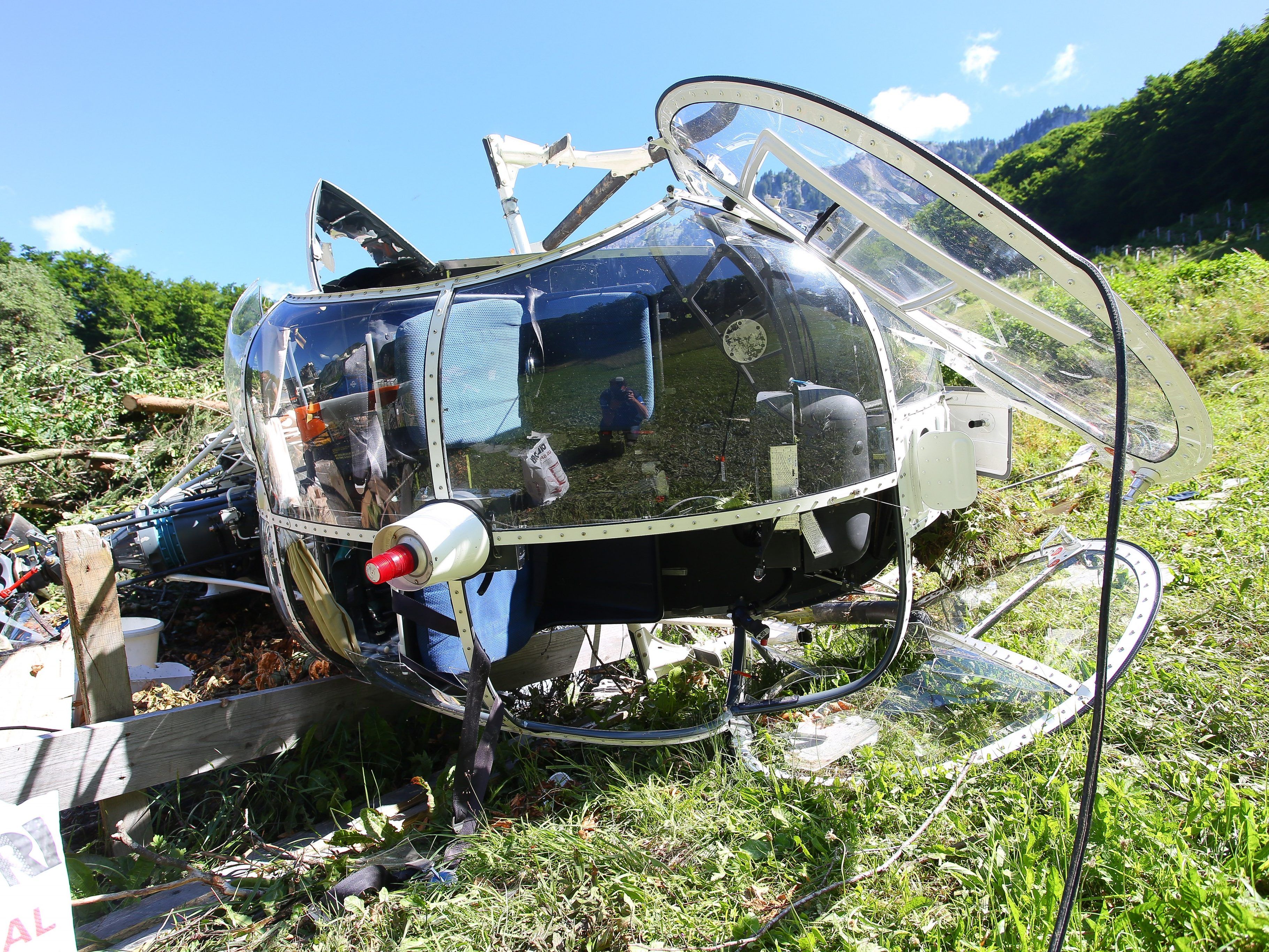 Pilot und Einweiser blieben bei einem Hubschrauberabsturz in Dalaas unverletzt. Pilot und Einweiser blieben bei einem Hubschrauberabsturz in Dalaas unverletzt.