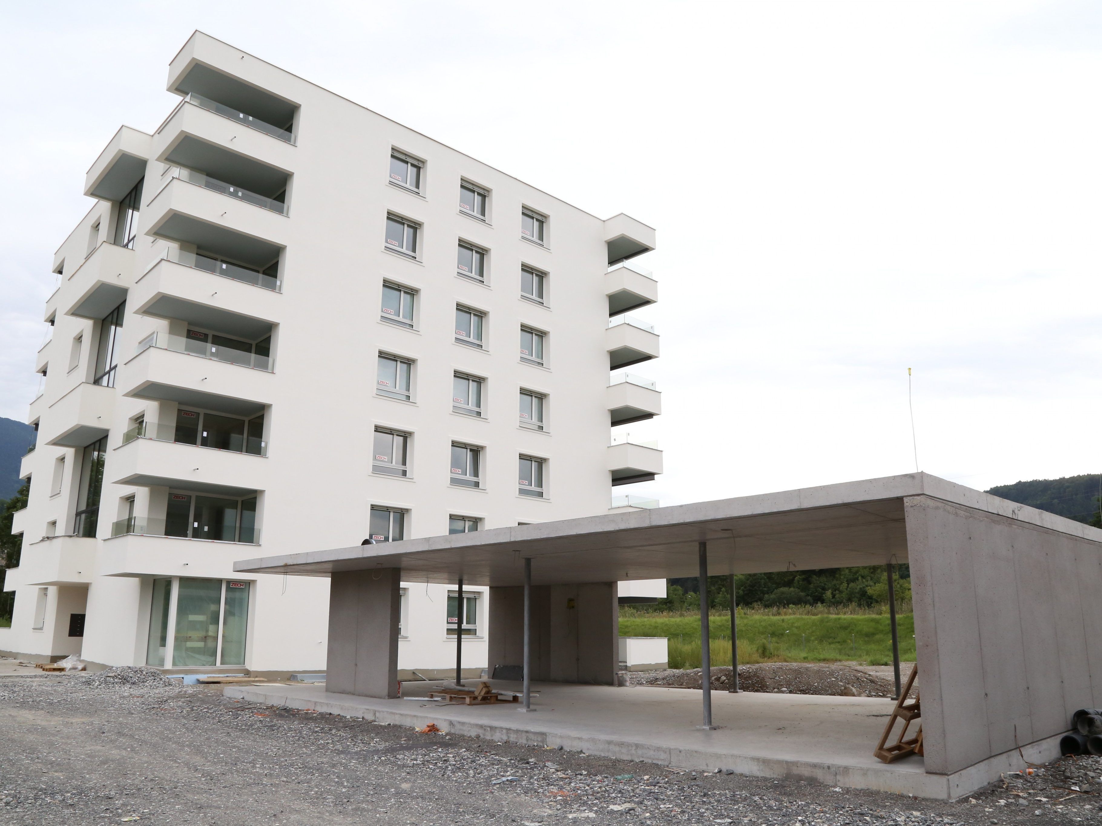 Aktuell wird an den Parkettböden gearbeitet.