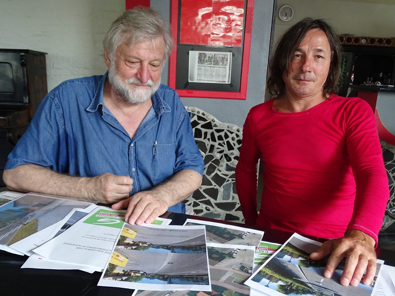 Dietmar Fend (l.) und Dietmar Pöschko legen Verbesserungsvorschläge für die Bahnhofskreuzung vor. Dietmar Fend (l.) und Dietmar Pöschko legen Verbesserungsvorschläge für die Bahnhofskreuzung vor.