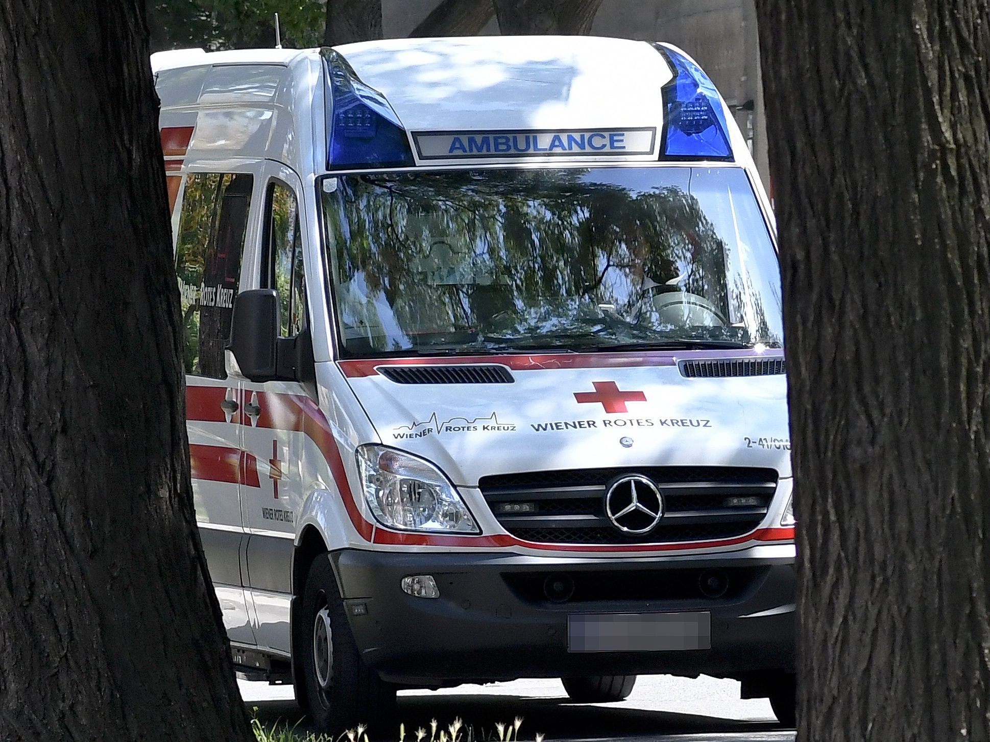 Die verletzten Lenker wurden von der Rettung versorgt. Die verletzten Lenker wurden von der Rettung versorgt.
