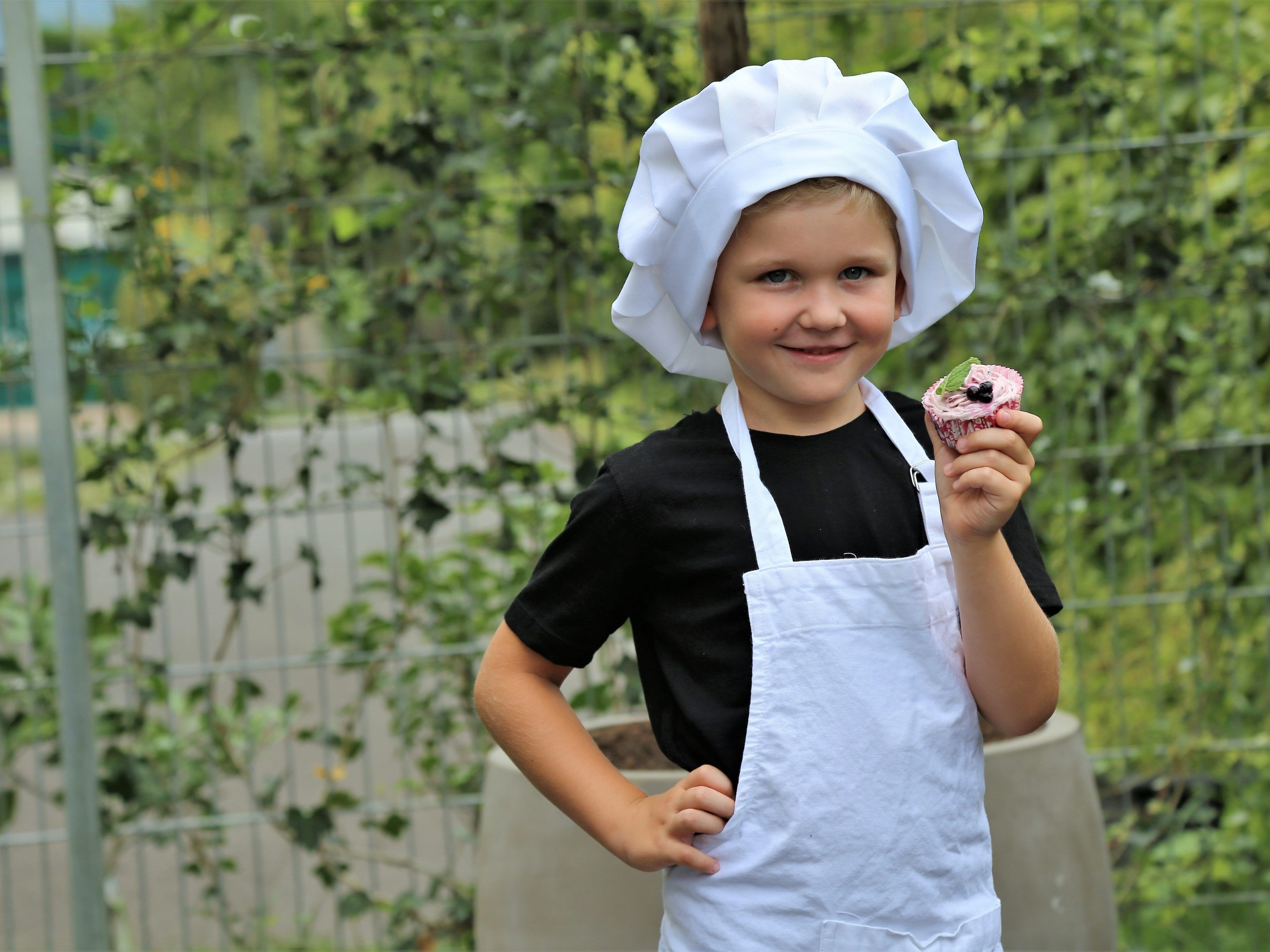 Stolz präsentiert Jason Durell seine leckeren Blaubeer-Cupcakes. Stolz präsentiert Jason Durell seine leckeren Blaubeer-Cupcakes.