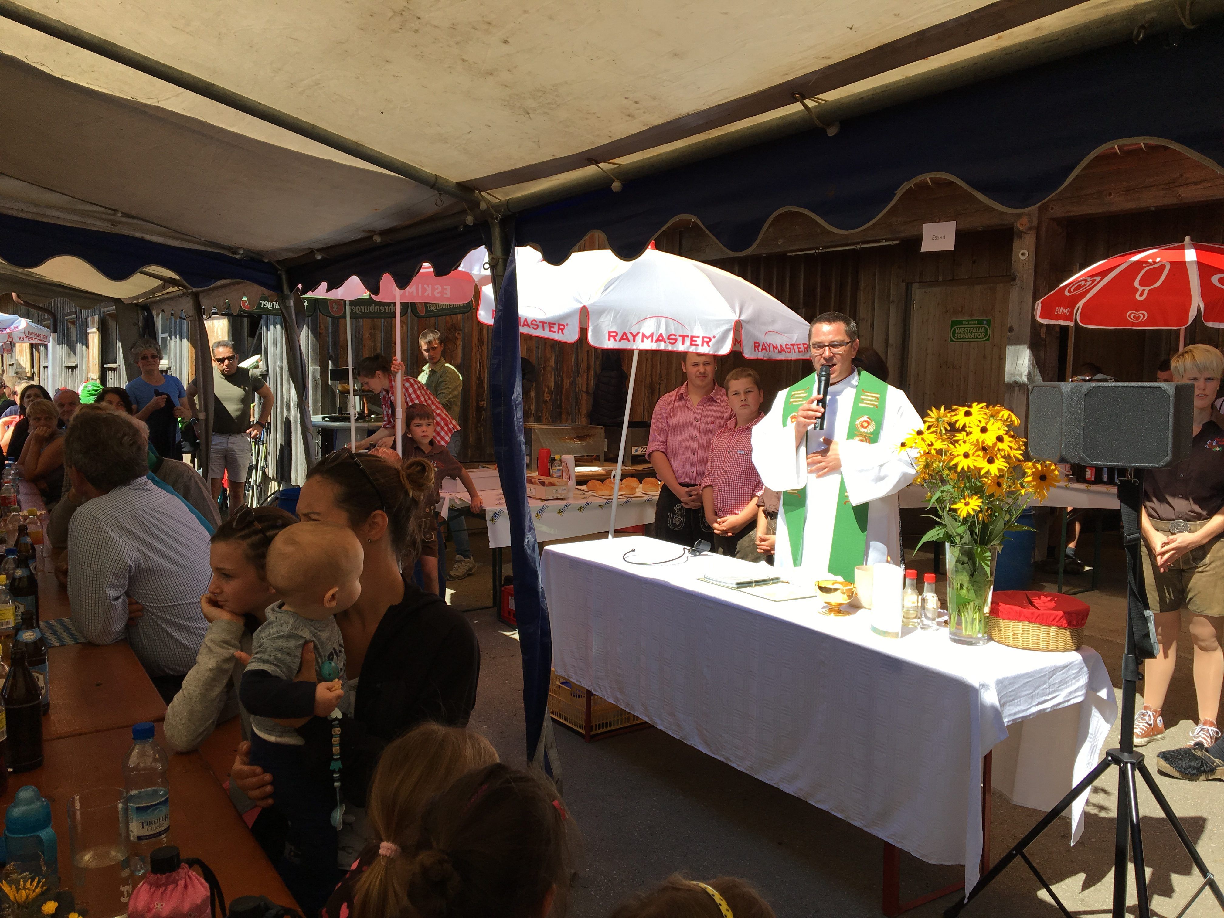 Alpmesse auf der Fraxner Alpe Maiensäss mit Pfarrer Ronald Stefani.