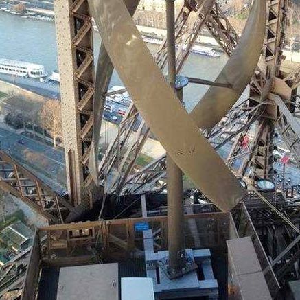 Der von Getzner gelagerte Windgenerator auf dem Eiffelturm verwandelt Wind in Energie